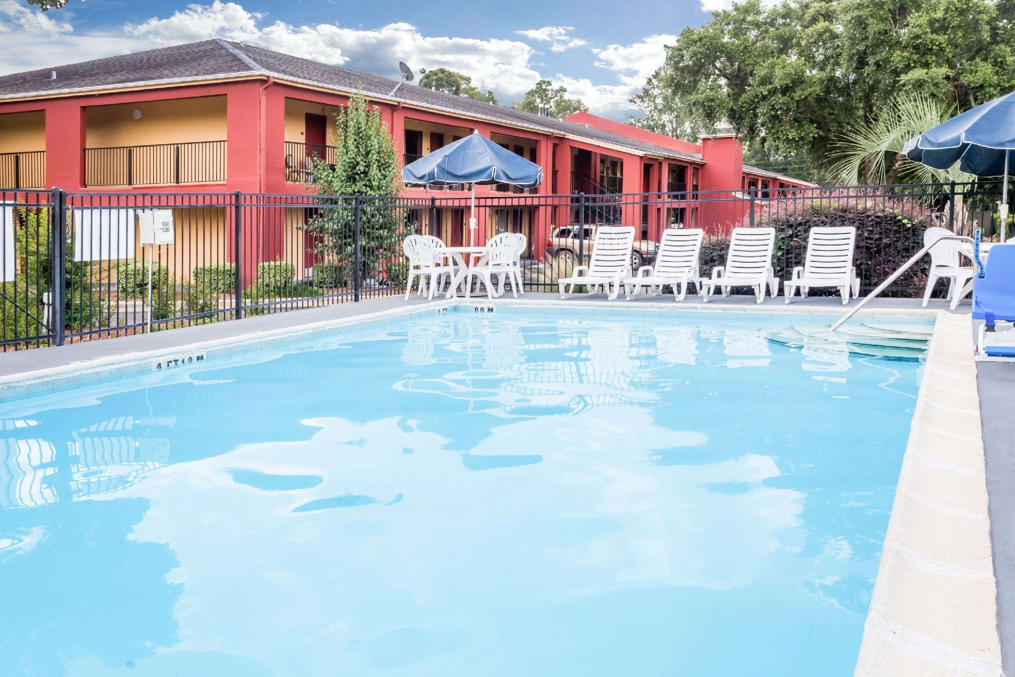 Days Inn By Wyndham Pensacola I-10 Ferry Pass Exterior photo