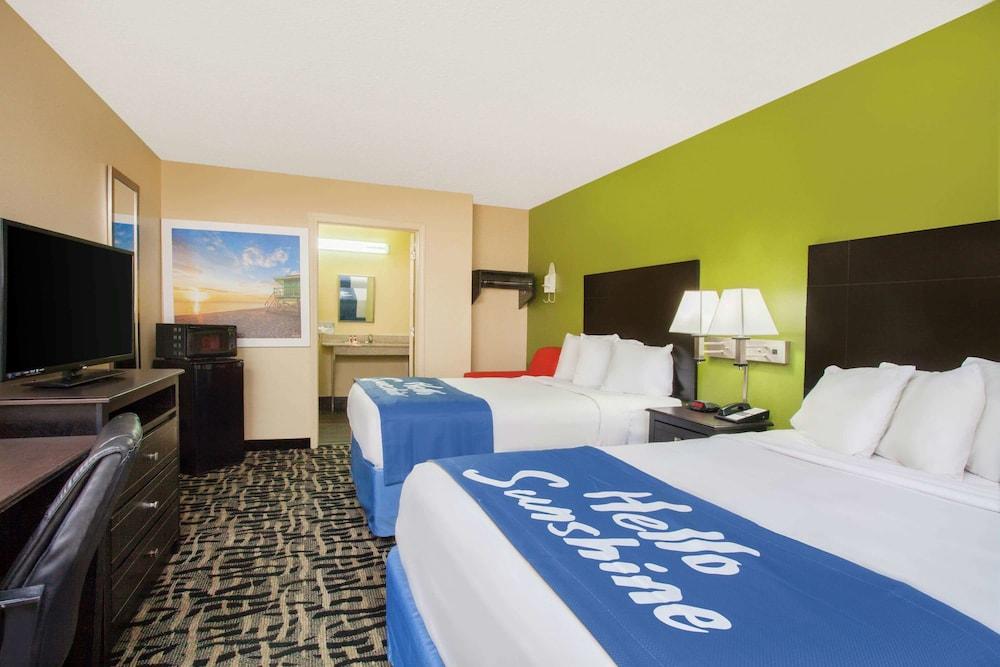 Days Inn By Wyndham Pensacola I-10 Ferry Pass Exterior photo