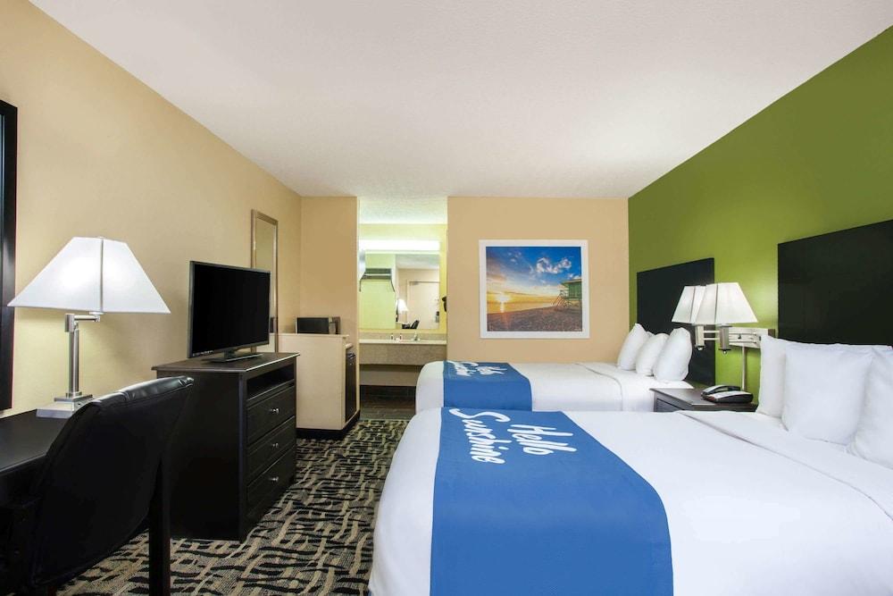 Days Inn By Wyndham Pensacola I-10 Ferry Pass Exterior photo