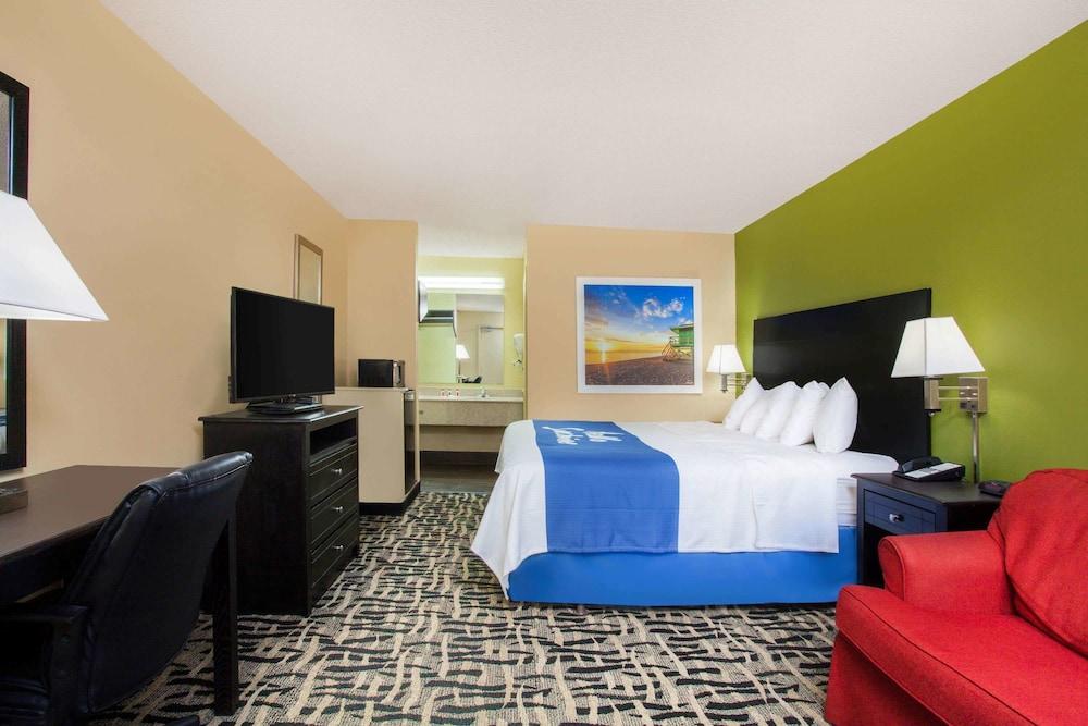 Days Inn By Wyndham Pensacola I-10 Ferry Pass Exterior photo