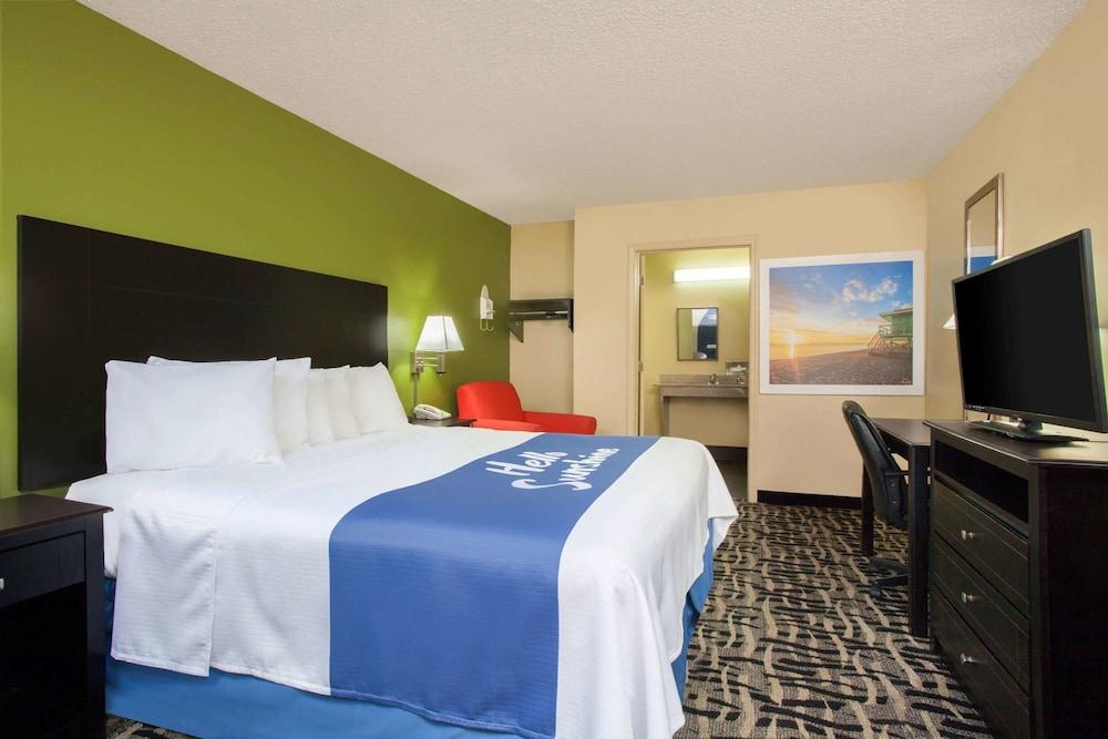 Days Inn By Wyndham Pensacola I-10 Ferry Pass Exterior photo